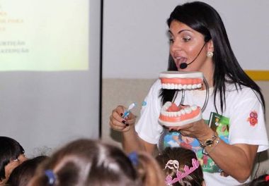 LIGIA BOLDORI ESCRITORA CONTA HISTÓRIAS E OFERECE ESCOVAS DENTÁRIAS