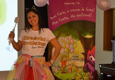 Colégio Bernardette Romeira recebe a "Dona Cárie, a intrusa da festa/ Miss Cavity, the spoilsport" durante a feira do livro